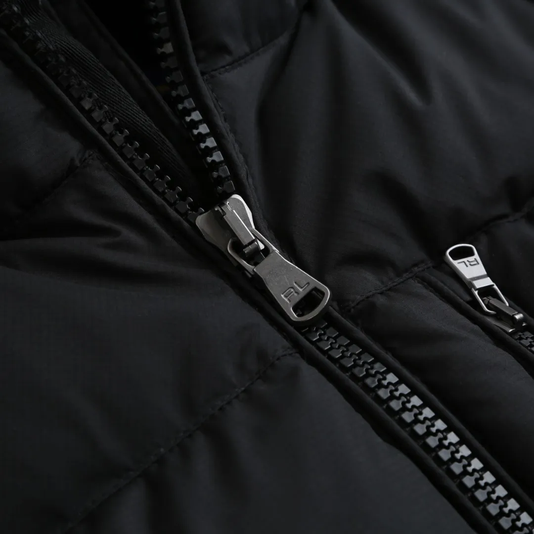 P930 Ralph Lauren Classic Red Label Down Jacket] Nylon fabric has good windproof and waterproof properties, which can effectively block the intrusion of wind and rain from the outside and keep the inside dry, suitable for wearing in humid or rainy environments.  The red label on the chest is made with an imported MECLO embroidery machine. The original pattern is scanned first, and then high-quality silk thread is used to make a pattern. The density effect is adjusted by continuous pattern making.  Detachable hood: The down jacket is equipped with a detachable nylon hood, which users can easily remove or install according to weather changes or personal preferences, which is both practical and convenient.  Exquisite details: the zipper design is simple and elegant, easy to operate; the closing design of the cuffs and hem effectively prevents the intrusion of cold wind, improving the warmth and comfort of wearing.   High-quality filling: 90 white duck down is selected, with a weight of 260g, ensuring excellent thermal insulation performance. After strict screening and processing, the velvet is not easy to drill, ensuring durability. The hangtags, wash marks, air holes, and four-button buttons are all customized from the original one-to-one mold.    Size: S M L